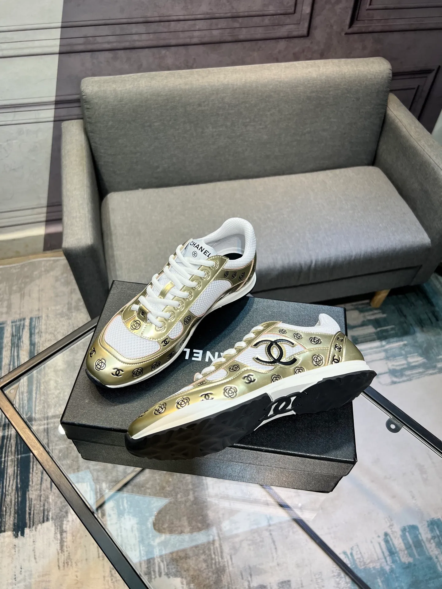 Men's men's shoes 💰640 Exclusive real shot (top version) CHANEL Chanel 2025ss color matching thick-soled casual sports shoes and sneakers. The counter is synchronized. The counter is very popular. A shoe that is very difficult to buy. The most popular thick-soled panda shoes on the Internet. It can be imagined that Xiaoxiang control can't miss it. It has both good looks and comfort. Simple and versatile white shoes. The thick sole increases the height and is super versatile. Close your eyes and wear it. Whoever wears it will look better. Upper: calfskin Lining: imported sheepskin lining Outsole: TPU original outsole Size: 35-44 (customized for women 41 and 40, and 45 for men)